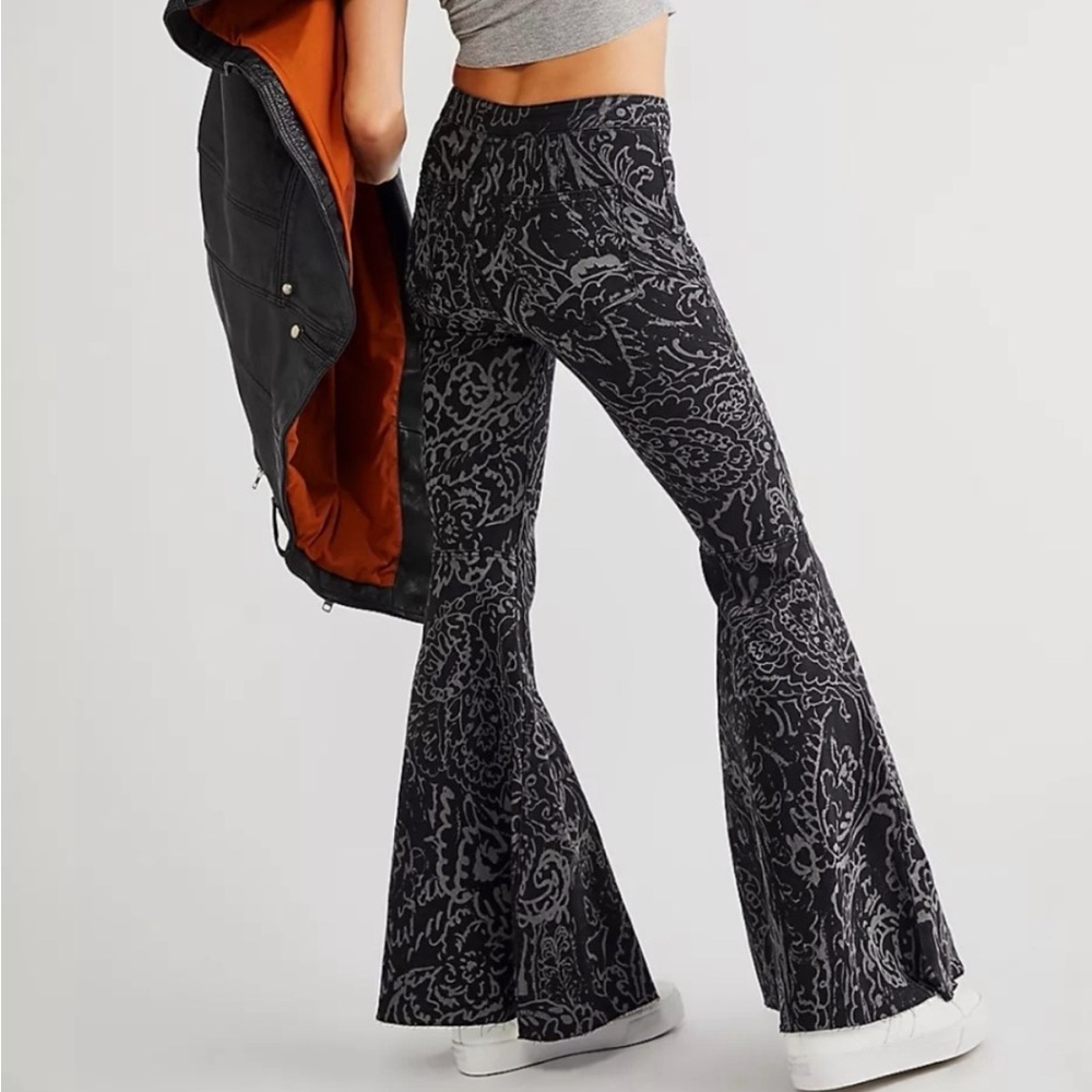 Free People We the Free Black FloralJust Float On Geo Flare Jeans Womens Sz 25 - Picture 2 of 14